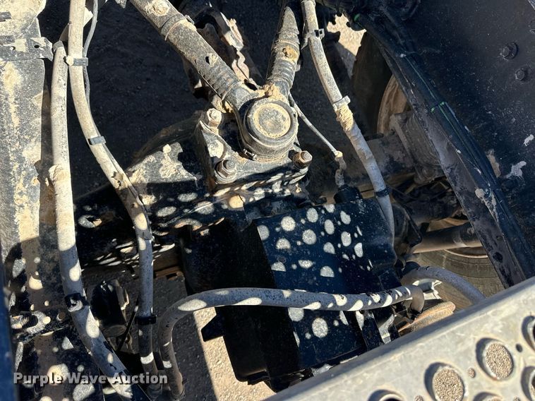 image for item ER8896 2009 Volvo D13 semi truck