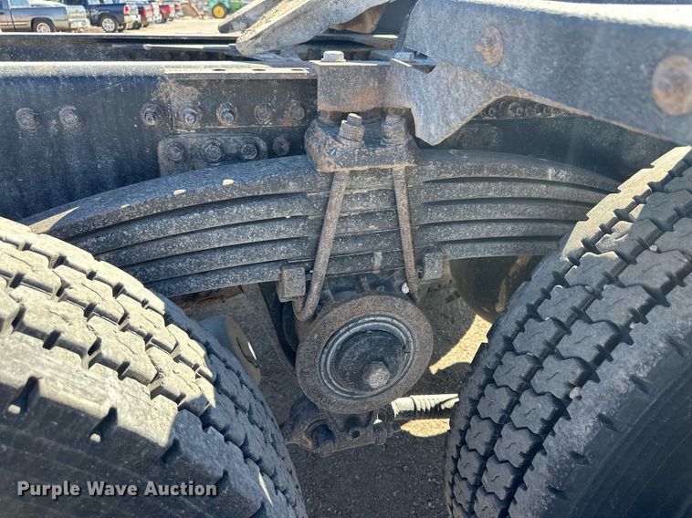 image for item ER8896 2009 Volvo D13 semi truck