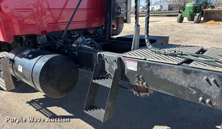 image for item ER8896 2009 Volvo D13 semi truck