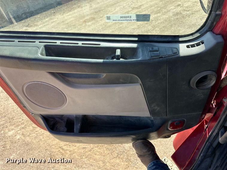 image for item ER8896 2009 Volvo D13 semi truck