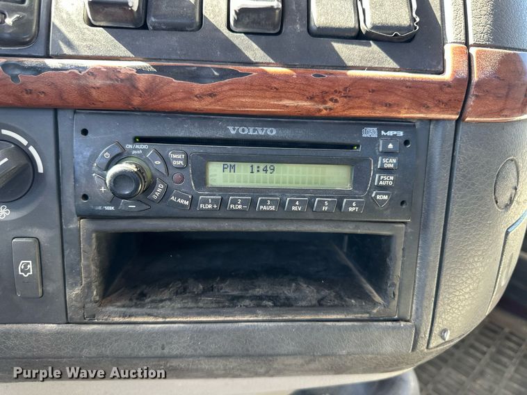 image for item ER8896 2009 Volvo D13 semi truck