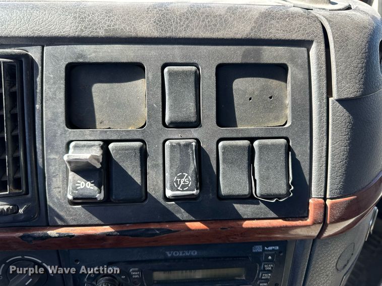 image for item ER8896 2009 Volvo D13 semi truck