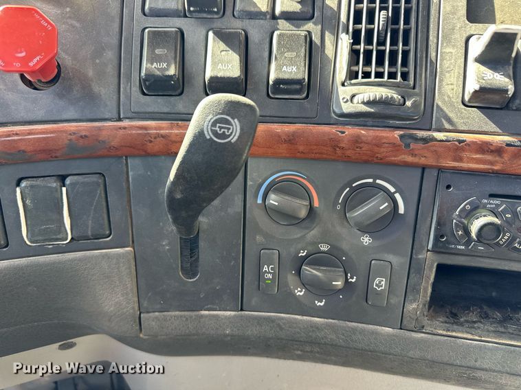 image for item ER8896 2009 Volvo D13 semi truck