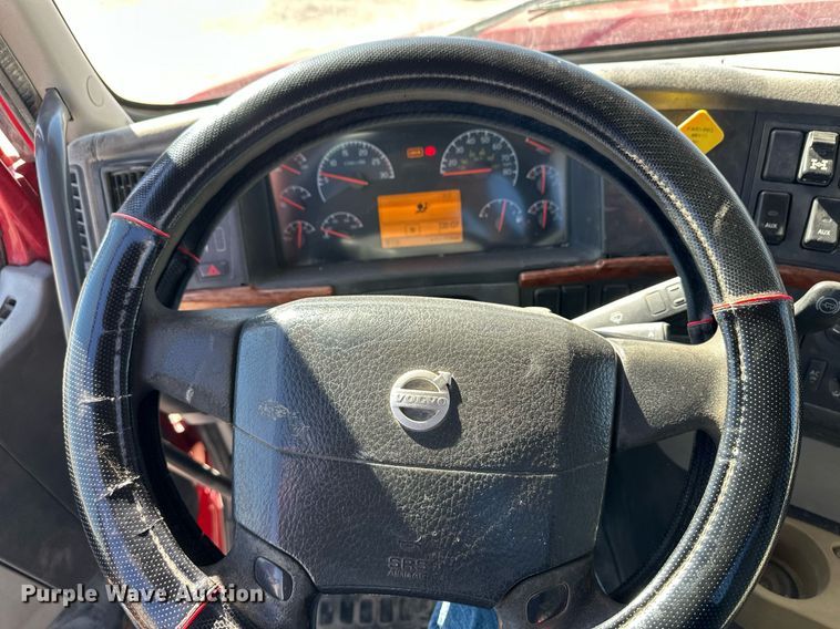 image for item ER8896 2009 Volvo D13 semi truck