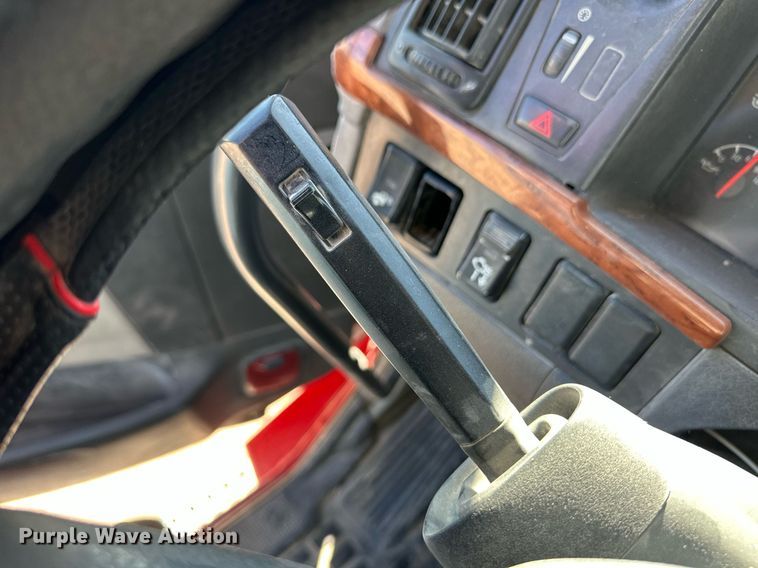 image for item ER8896 2009 Volvo D13 semi truck