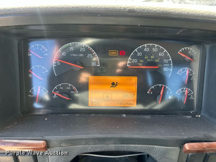 image for item ER8896 2009 Volvo D13 semi truck