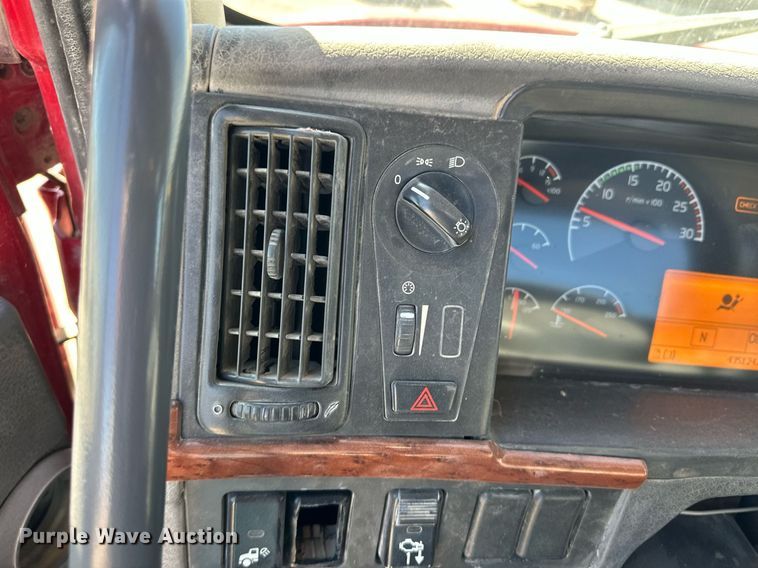 image for item ER8896 2009 Volvo D13 semi truck