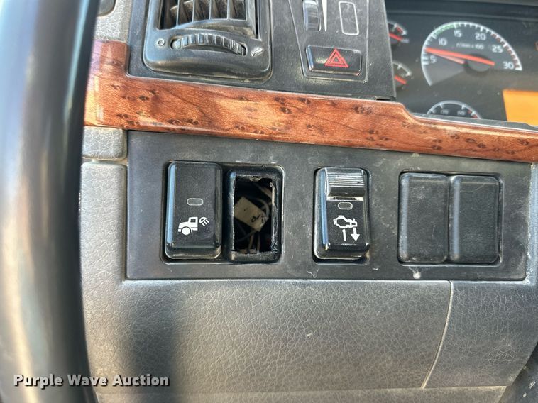 image for item ER8896 2009 Volvo D13 semi truck