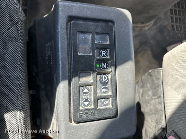 image for item ER8896 2009 Volvo D13 semi truck