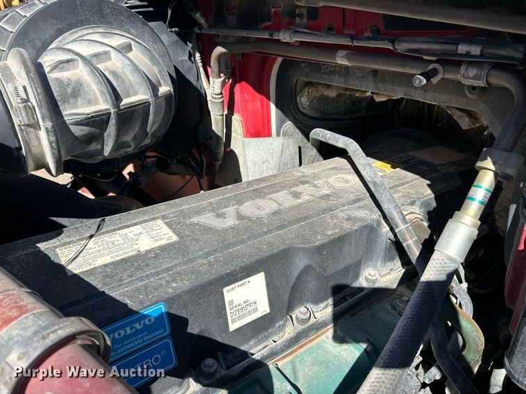 image for item ER8896 2009 Volvo D13 semi truck