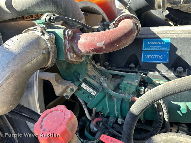 image for item ER8896 2009 Volvo D13 semi truck