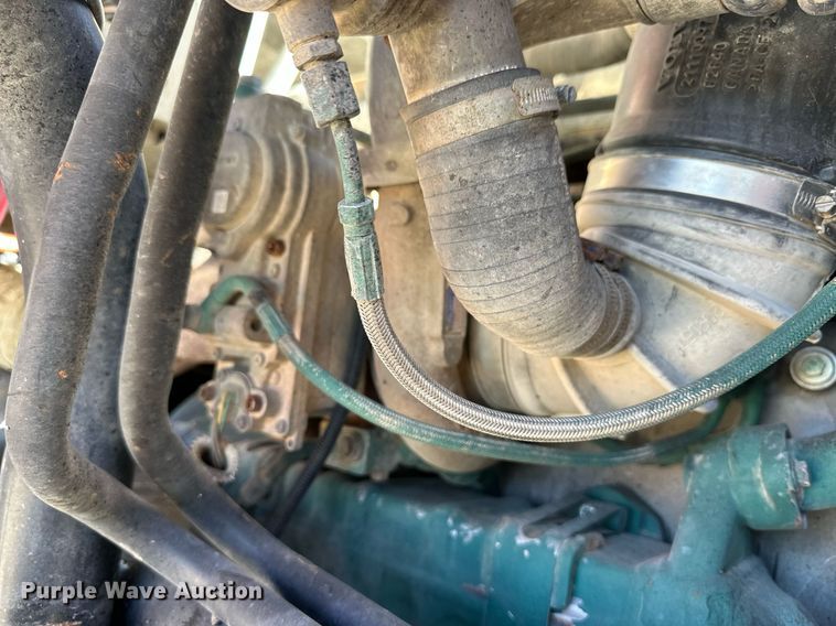 image for item ER8896 2009 Volvo D13 semi truck