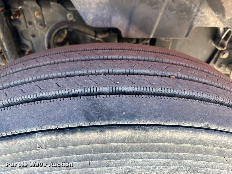 image for item ER8896 2009 Volvo D13 semi truck