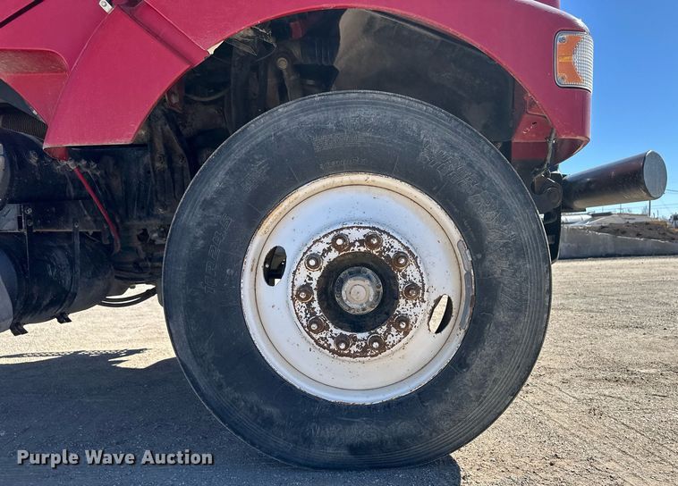 image for item ER8896 2009 Volvo D13 semi truck