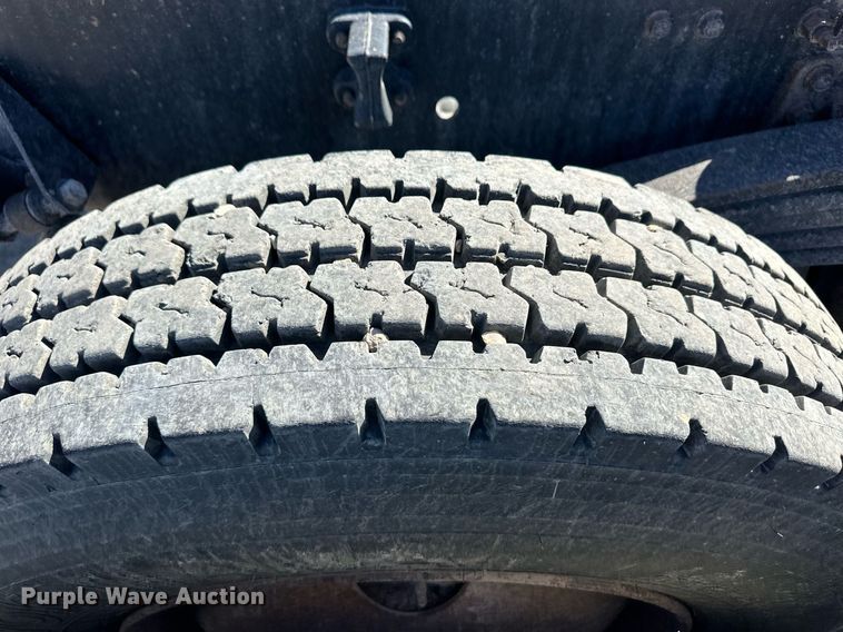 image for item ER8896 2009 Volvo D13 semi truck