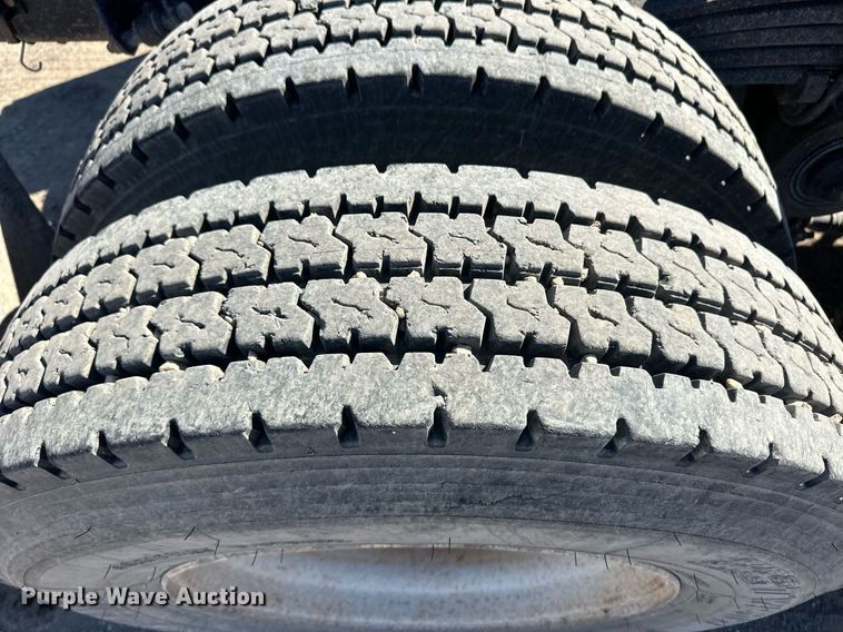 image for item ER8896 2009 Volvo D13 semi truck