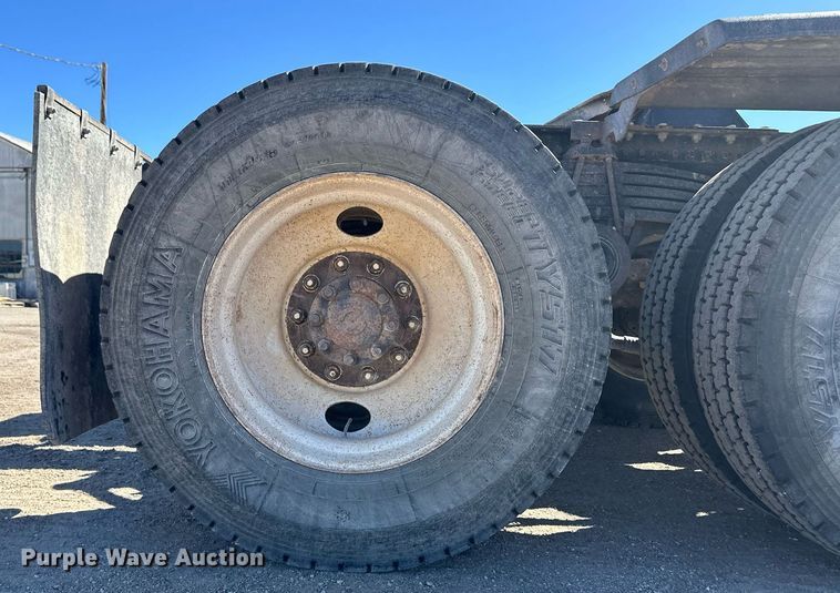 image for item ER8896 2009 Volvo D13 semi truck