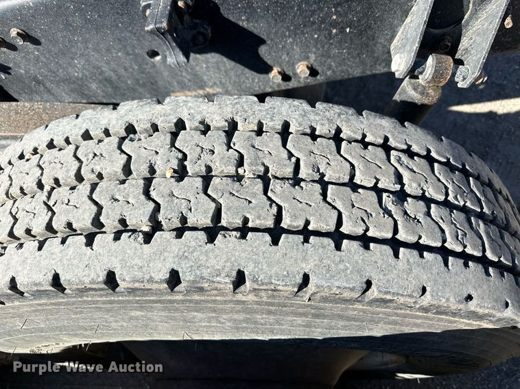 image for item ER8896 2009 Volvo D13 semi truck