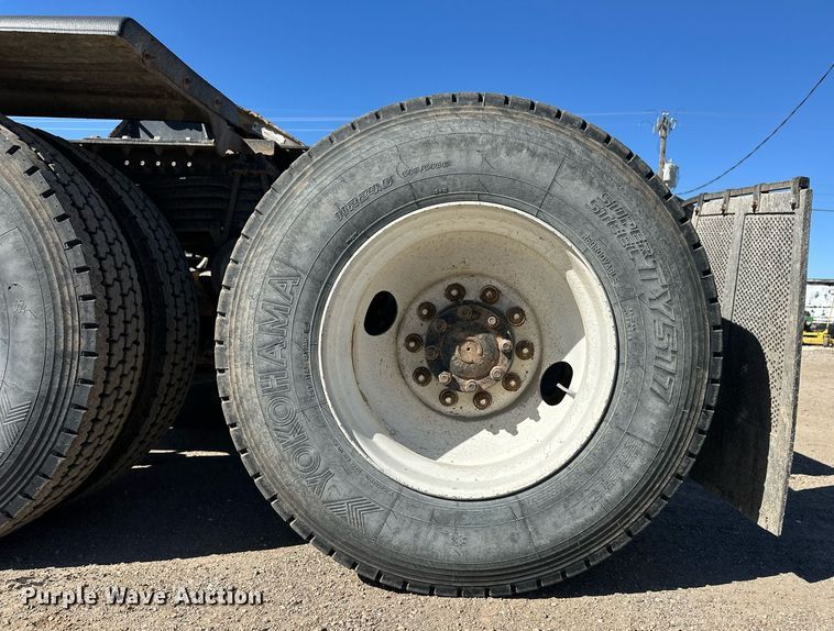 image for item ER8896 2009 Volvo D13 semi truck