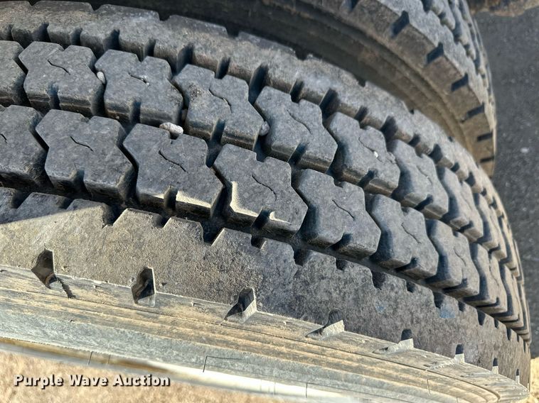 image for item ER8896 2009 Volvo D13 semi truck