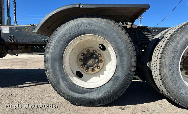 image for item ER8896 2009 Volvo D13 semi truck