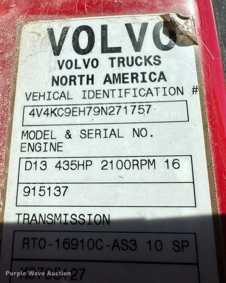 image for item ER8896 2009 Volvo D13 semi truck