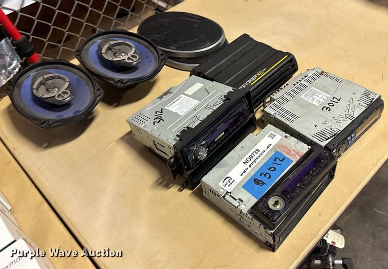 image for item NO9739 (4) radios