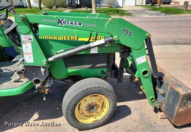 image for item NV9793 1999 John Deere 4400 tractor