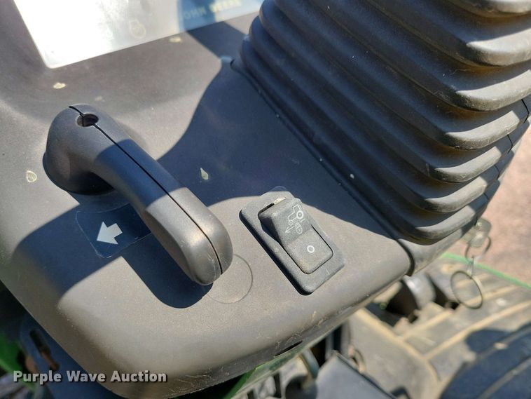 image for item NV9793 1999 John Deere 4400 tractor