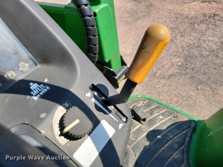 image for item NV9793 1999 John Deere 4400 tractor