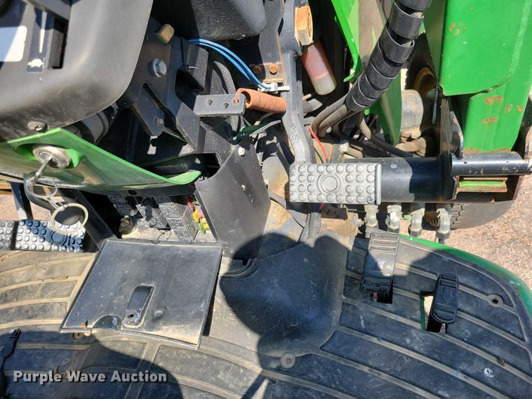 image for item NV9793 1999 John Deere 4400 tractor