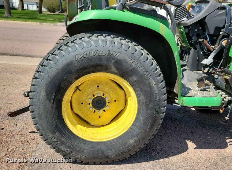 image for item NV9793 1999 John Deere 4400 tractor