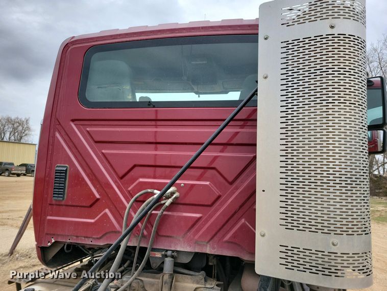 image for item NV9795 2010 International WorkStar 7600 truck cab and chassis