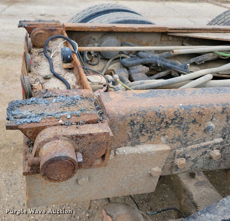 image for item NV9795 2010 International WorkStar 7600 truck cab and chassis