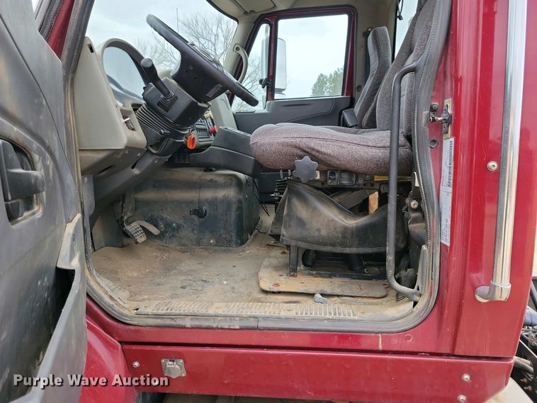 image for item NV9795 2010 International WorkStar 7600 truck cab and chassis