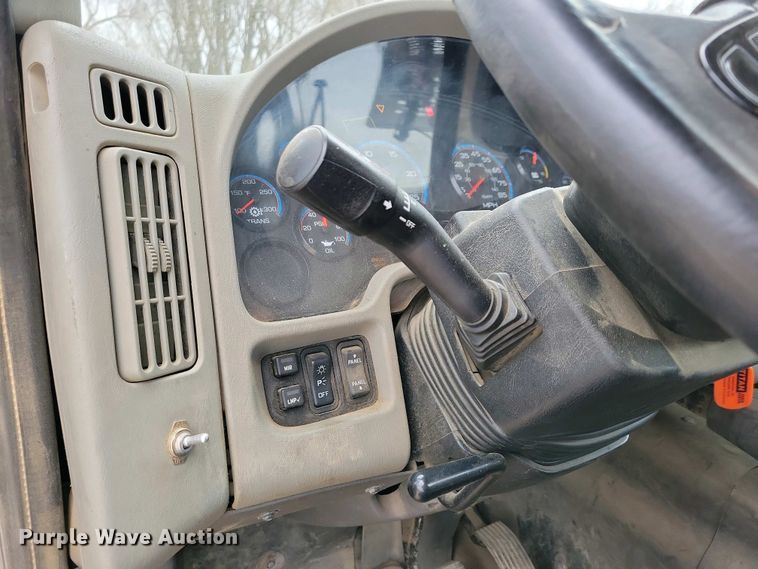 image for item NV9795 2010 International WorkStar 7600 truck cab and chassis