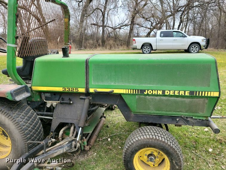 image for item NV9805 John Deere 3325 reel mower