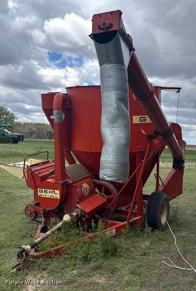 image for item DE2184 Gehl 120 feed mixer