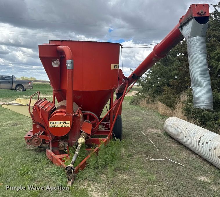 image for item DE2184 Gehl 120 feed mixer