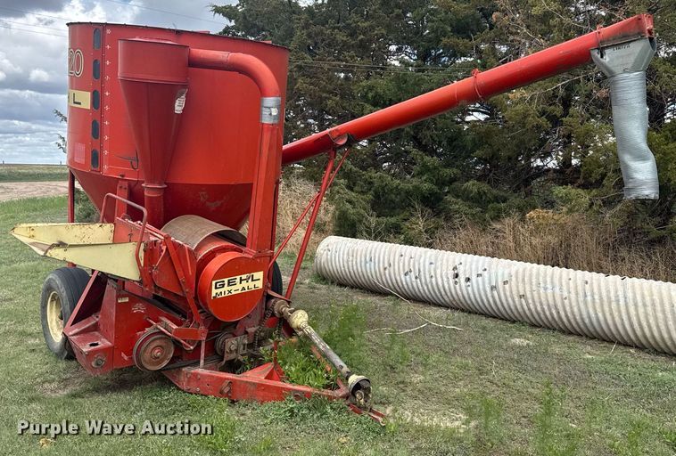 image for item DE2184 Gehl 120 feed mixer