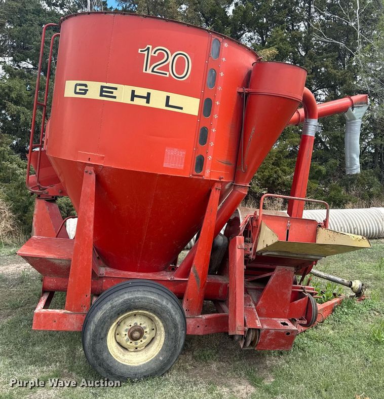 image for item DE2184 Gehl 120 feed mixer