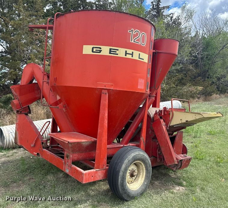 image for item DE2184 Gehl 120 feed mixer
