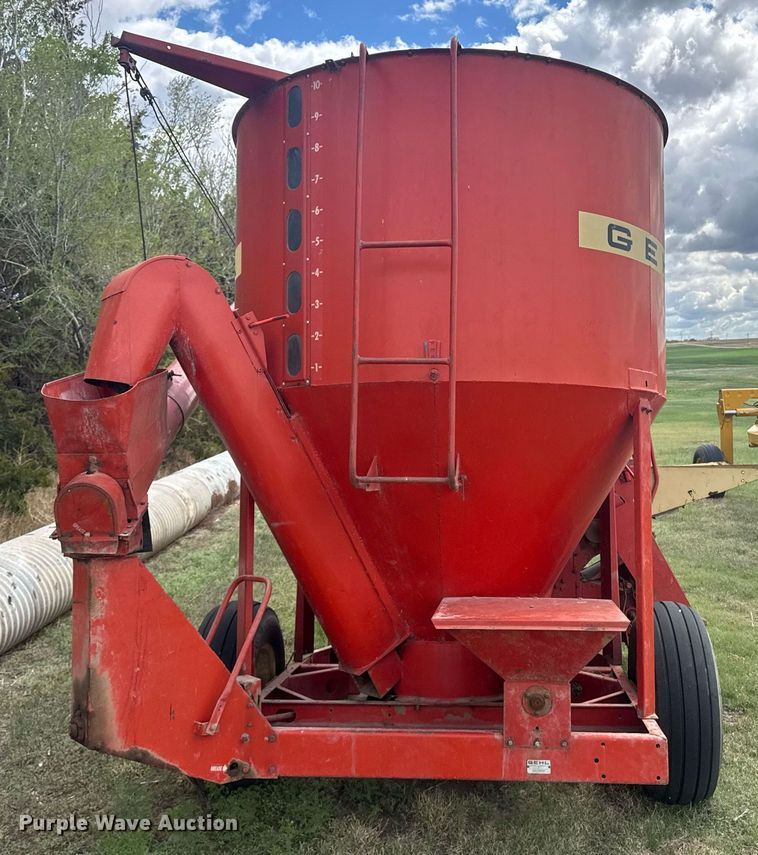 image for item DE2184 Gehl 120 feed mixer