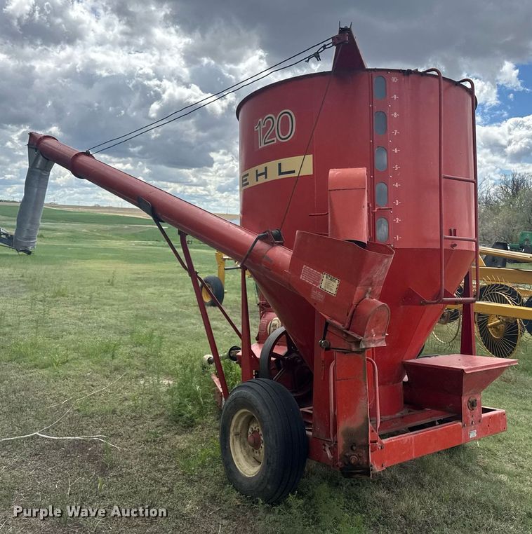 image for item DE2184 Gehl 120 feed mixer