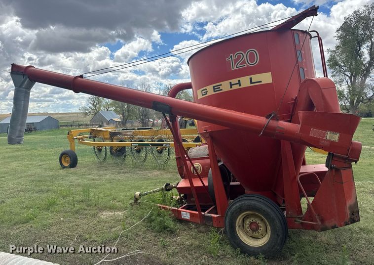 image for item DE2184 Gehl 120 feed mixer