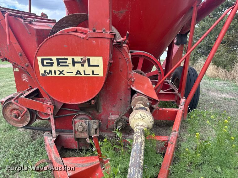 image for item DE2184 Gehl 120 feed mixer