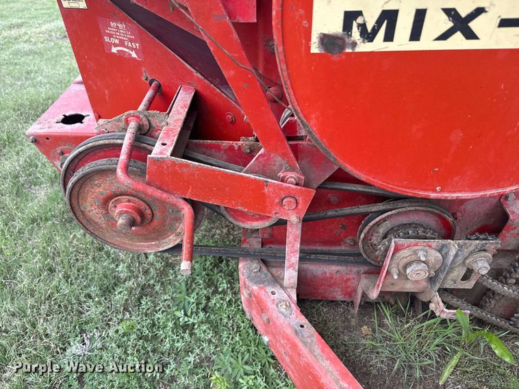 image for item DE2184 Gehl 120 feed mixer