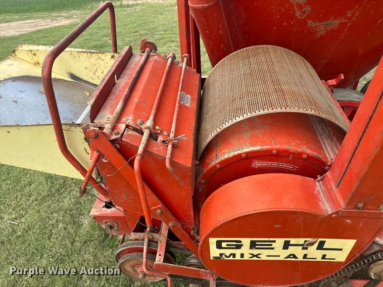 image for item DE2184 Gehl 120 feed mixer