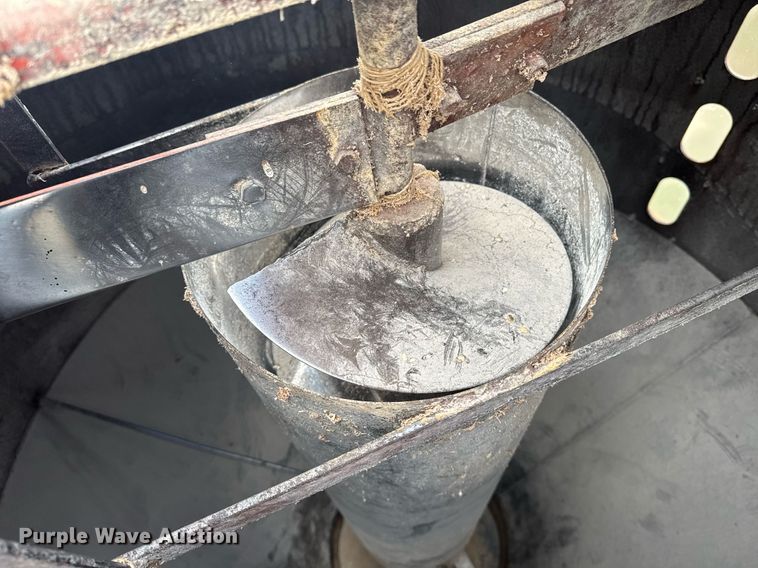 image for item DE2184 Gehl 120 feed mixer