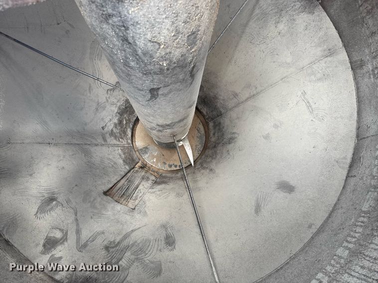 image for item DE2184 Gehl 120 feed mixer